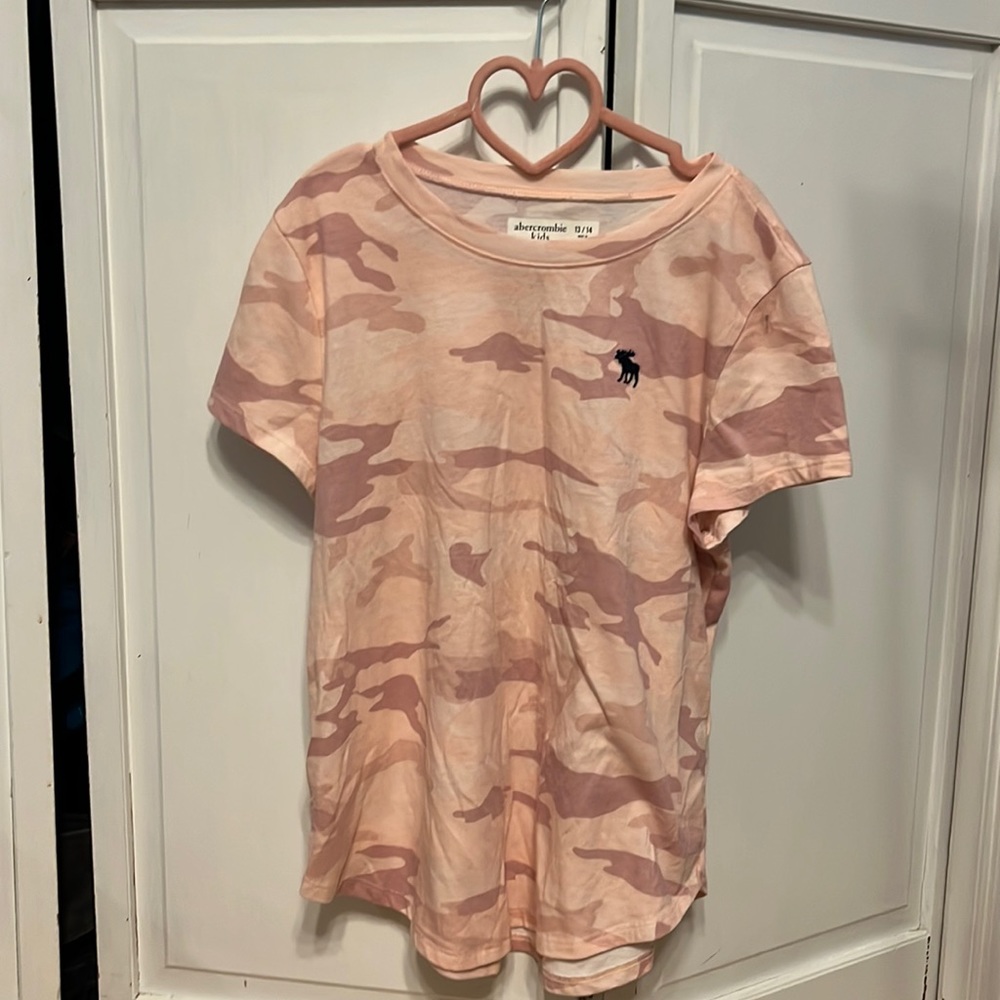VGUC- Girls Abercrombie and Fitch camo shirt, size 13/14